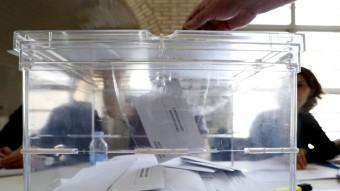 Una urna electoral a mig omplir, aquest diumenge a un col·legi electoral del Masnou durant la REUTERS