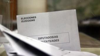 Diverses butlletes a una urna electoral durant la jornada d'eleccions europees d'aquest diumenge ACN
