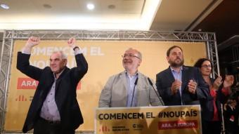 Els candidats d'ERC-NECat-Catalunya Sí, Ernest Maragall i Josep Maria Terricabras celebren els resultats electorals d'aquest diumenge al costat del president del partit, Oriol Junqueras, i la secretària general, Marta Rovira QUIM PUIG