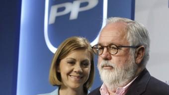 El candidat del PP a les eleccions europees, Miguel Arias Cañete, acompanyat per la secretària general del partit, aquesta nit a Madrid EFE