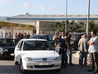 Un piquet distribueix informació a l'accés a la central nuclear d'Ascó. A.MAYOR/ ACN