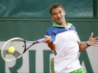 Cop de dreta de Tommy Robredo durant el seu partit de debut ahir a Roland Garros 2014 contra el britànic James Ward CHRISTOPHE KARABA / EFE