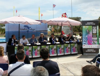 Juanjo Pi Sunyer (dreta) amb la paraula durant la presentació d'ahir. D'esquerra a dreta, Àlex García, Àlex Trias, Joan Giraut, Jordi Martí, Ivan Tibau, Miquel Gotanegrai l'organitzador del GP Costa Brava L'ESPORTIU