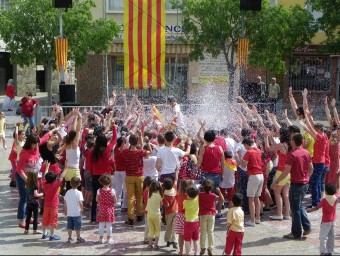 Instant final del flashmob dels alumnes de classes bilíngües d'Elna A.E