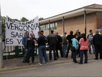 La manifestació dels treballadors de Torraspapel d'ahir al matí abans de la reunió. JOAN SABATER
