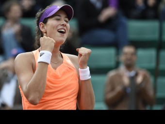 Garbiñe Muguruza celebra emocionada la victòria contra Serena Williams DOMINIQUE FAGET / AFP