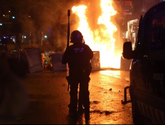 Un antiavalots dels Mossos davant contenidors cremant   juanma ramos 