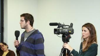 Un estudians de la Universitat Pompeu Fabra fent una entrevista ANDREU PUIG