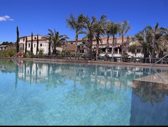 Una imatge de la piscina i l'hotel Mas Lazuli, situat al terme municipal de Pau, a l'Alt Empordà. MANEL LLADÓ