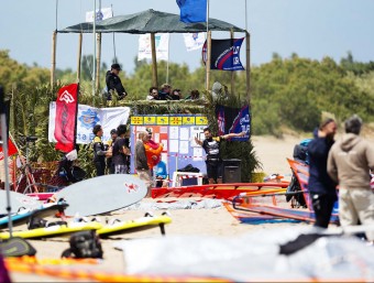 Els participants del campionat del món, a la platja esperant que entri el vent per competir JOHN CARTER / PWA