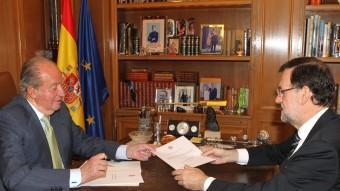 El rei Joan Carles lliura la carta de l'abdicació al president del govern espanyol, Mariano Rajoy, aquest dilluns a La Zarzuela EFE