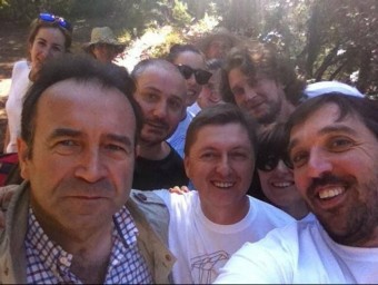 Una imatge de la foto ('selfie') que es va fer l'alcalde de Sant Hilari, Albert Santaugini (CiU), amb el president del Consell Comarcal, Salvador Baliu, al centre, i el comissari del Tricentenari, Miquel Calçada, diumenge en la caminada al Mas Moragues EL PUNT AVUI