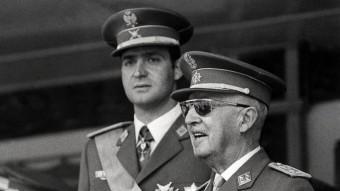 Joan Carles amb el general Franco en un acte militar a Madrid el juny del 1971 AFP