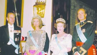 La reina Isabel i el rei Joan Carles, en una visita de la monarca britànica el 1988 DAILY MAIL