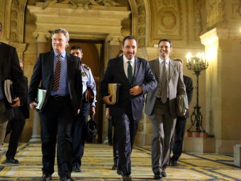 Josep Martínez, a l'esquerra, al Parlament al costat del conseller Ramon Espadaler i Manel Prat QUIM PUIG / ARXIU
