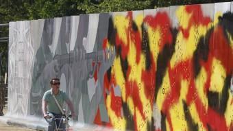 Quatre grafiters  S'HAN INSPIRAT EN DIFERENTS MOMENTS  DE LA HISTÒRIA DE CATALUNYA, COM ARA L'AFUSELLAMENT DE LLUÍS COMPANYS. ELS PRÒXIMS DIES, ANIRAN EMERGINT NOVES IMATGES AL MUR ORIOL DURAN