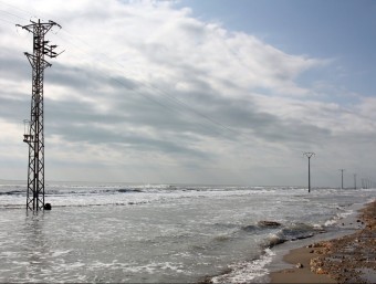 Els temporals deixen la línia elèctrica enmig del mar. ACN