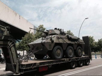 Un tanc de l'Exèrcit espanyol arriba a la caserna del Bruc per la Diagonal ARXIU