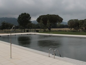 La piscina municipal de Santa Cristina d'Aro, on els treballadors de la brigada d'obres han replantat la gespa i han renovat el paviment als accessos i els entorns del bar E.A