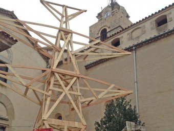 Una torre de fusta com a protesta a Santa Coloma
