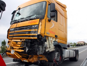Estat en què ha quedat el camió implicat en l'accident, aquest dimecres a Avinyonet del Penedès ACN