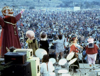 Imatges del Canet Rock de l'any 1975. La Companyia Elèctrica Dharma i Els Comediants actuant davant un públic multitudinari FRANCESC FÀBREGAS