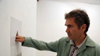 Alberto Peral fica la mà dins d'una de les seves obres QUIM PUIG