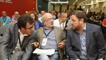 L'eurodiputat electe d'ERC Josep Maria Terricabras parla amb el president dels republicans, Oriol Junqueras, aquest dissabte al Consell Nacional ORIOL DURAN