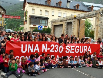 Manifestació a Vilaller (Alta Ribagorça) reclamant una N-230 més segura MARTA LLUVICH / ACN