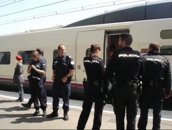  Els policies espanyols i els francesos, a l'estació de Perpinyà. TURA SOLER