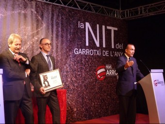 Joan Agustí, amb Yuste, i el president del CIT, Josep Andrés, anit a dalt de l'escenari de la Deu. J.C