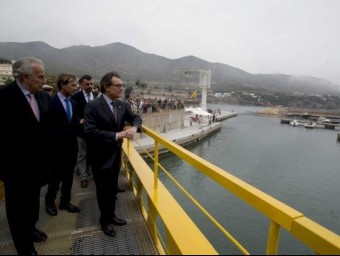 El president de la Generalitat, durant la visita que va fer ahir a les obres del Port esportiu de Colera