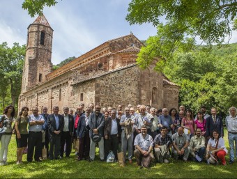 Els participants a la trobada, al monestir de Sant Joan les Fonts MIQUEL MILLAN
