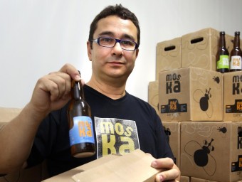 Josep Borrell és el productor de la cervesa gironina Moska.  JOAN CASTRO/ICONNA