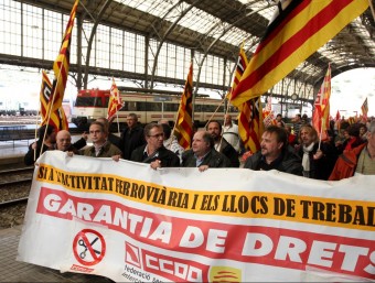 Una manifestació -al febrer del 2014- per defensar l'activitat ferroviària a Portbou LLUÍS SERRAT