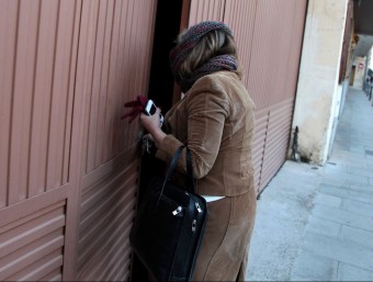 La secretària interventora d'Amer, a prop de l'ajuntament, el 9 de desembre, el dia que va ser expedientada J. SABATER