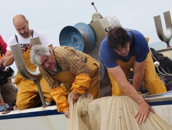 Uns pescadors de sonso recullen les xarxes a Arenys de Mar AJUNTAMENT D'ARENYS DE MAR