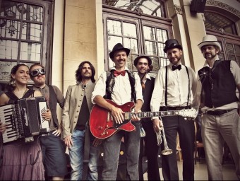 La banda barcelonina Freak Fandago Orchestra , en una foto de promoció del grup. EPA