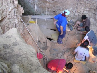 Arquòlegs treballant en una de les coves prehistòriques, en una imatge d'arxiu. R. E