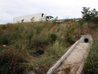 El vehicle, un Nissan Kashkai amb matrícula francesa, va sobrepassar la tanca lateral i va anar a parar al marge XAVIER PI (ACN)