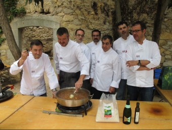 Cuiners de Girona Bons Fogons, encapçalats pel xef d'El celler de Can Roca, Joan Roca, amb un arròs que van preparar en la presentació de les jornades J.N