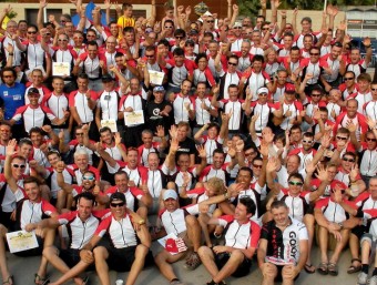 Els finishers de l'edició del 2013 de la Transpyr Adventure, a la platja de Zurriola de Sant Sebastià, amb els seus graduats en BTT L'ESPORTIU