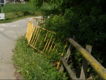 El tram de carretera enfonsada al marge esquerra del riu Terri. R. E