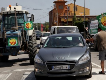 Els pagesos van tallar el trànsit durant uns minuts a Verges i van informar als conductors de les seves reivindicacions. JOAN SABATER