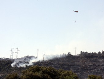 La Serra del Castellar, durant l'incendi, amb alguns mitjans aeris ACN