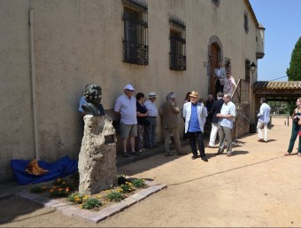 Un instant durant la inauguració del bust de Rodoreda ahir a Romanyà de la Selva. GLÒRIA JARA/ ACN