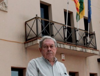 L'alcalde de Vall-llobrega, Vicenç Cebrià, a les portes de l'Ajuntament E.A