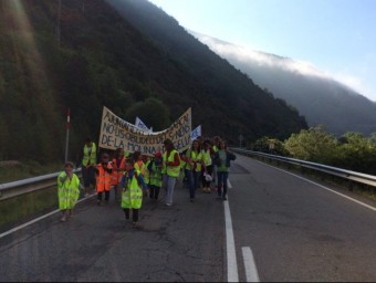 Els pares i els alumnes de la Molina i Masella es van manifestar fins a l'escola d'Alp. V.G
