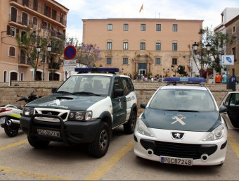 Vehicles de la Guàrdia Civil, aparcats aquest dijous davant l'Ajuntament de Torredembarra ACN