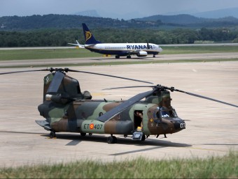 L'helicòpter compartint pista amb un avió de Ryanair LLUÍS SERRAT. /T,S,